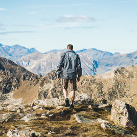 Un hombre joven caminando entre montañas en la naturaleza
